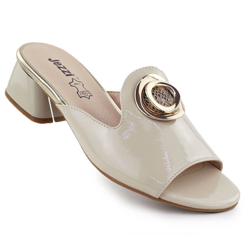 Papuče na bloku s ukrašenim lakiranim bež jezzi 214