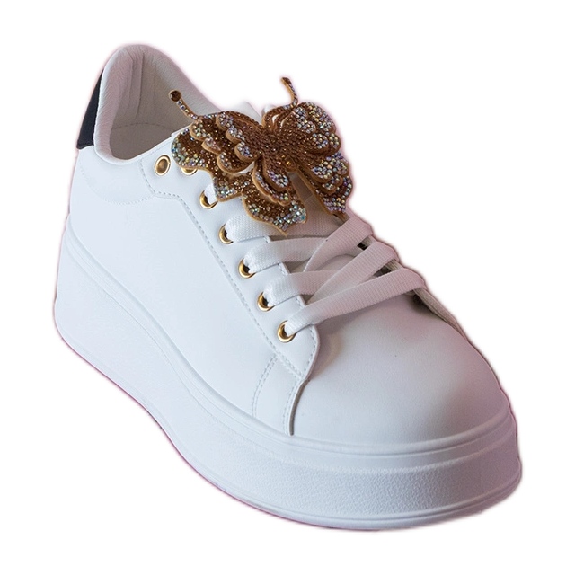 Crno -bijele tenisice ukrašene leptirom s cirkonima bijela