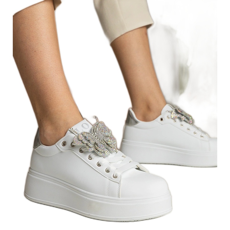 Bijele i srebrne tenisice ukrašene leptirom s cirkonima bijela