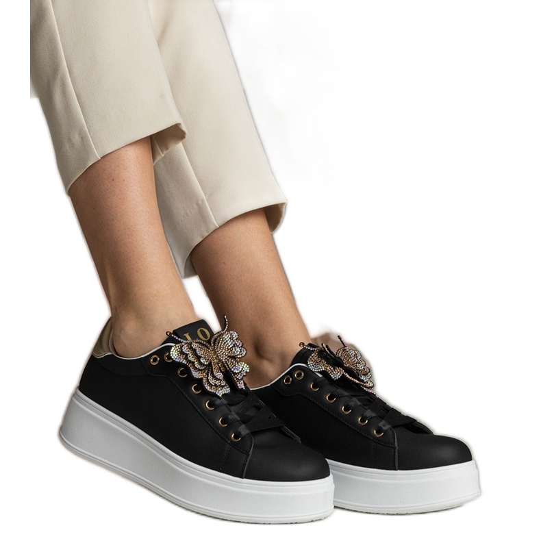 Crne tenisice ukrašene leptirom s cirkonima crno