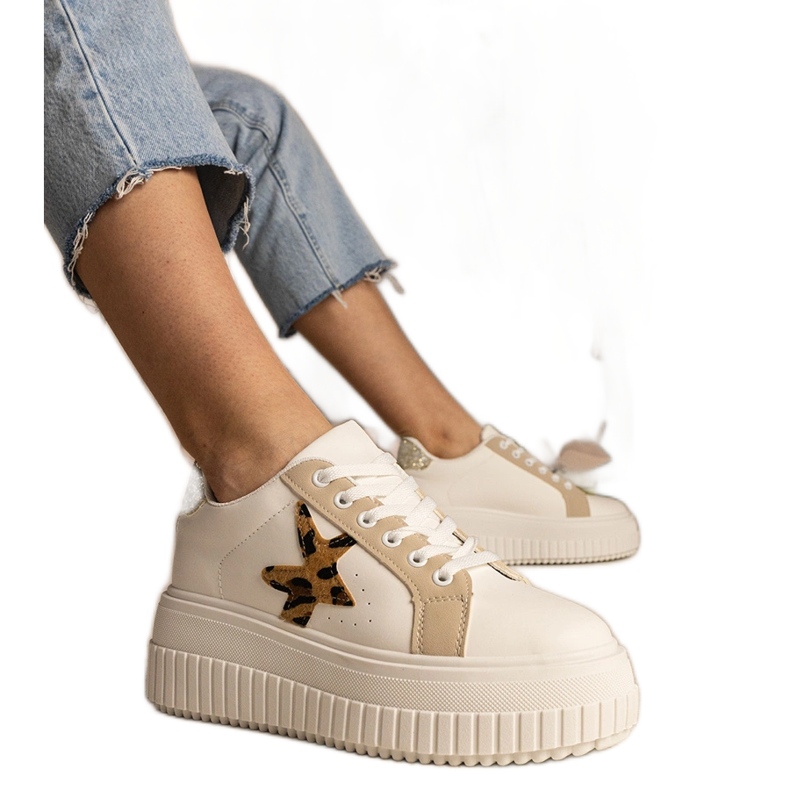 Bijele i bež tenisice ukrašene sjajem i zvijezdom