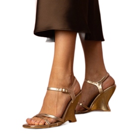Zlatne ženske sandale na klinu zlatni