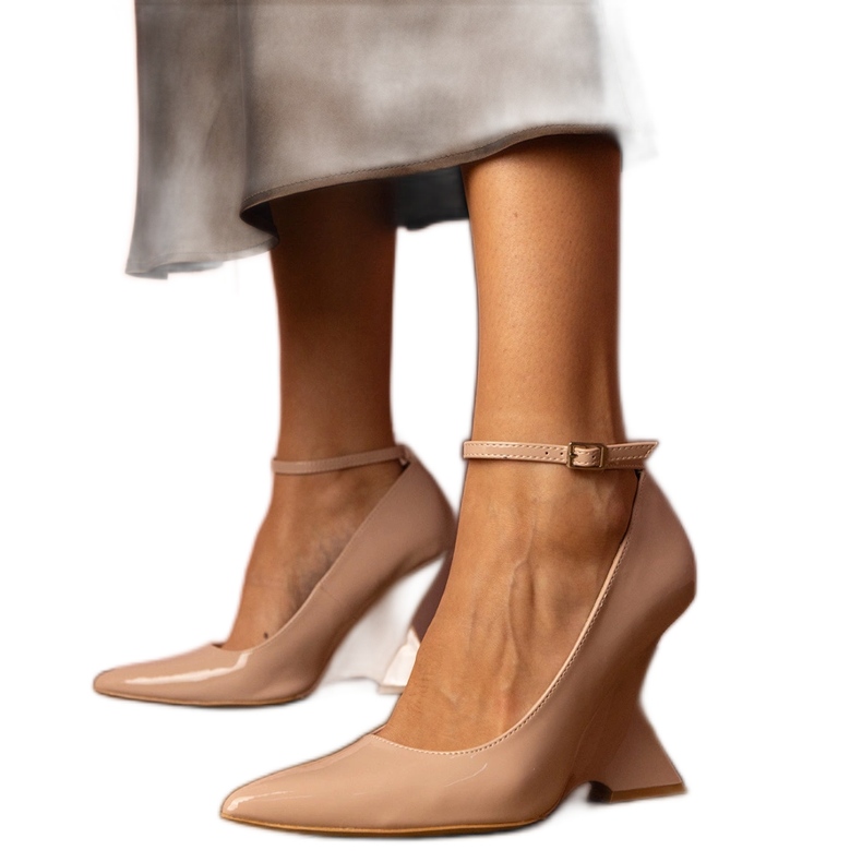 Bež pumpe lakirane na klinu