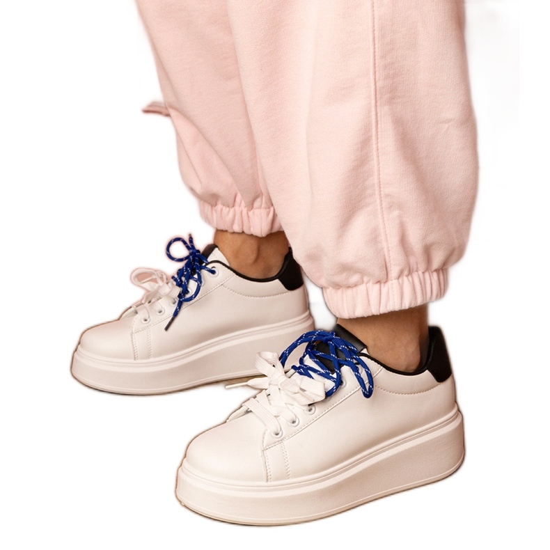 Bijele sportske tenisice na platformi bijela