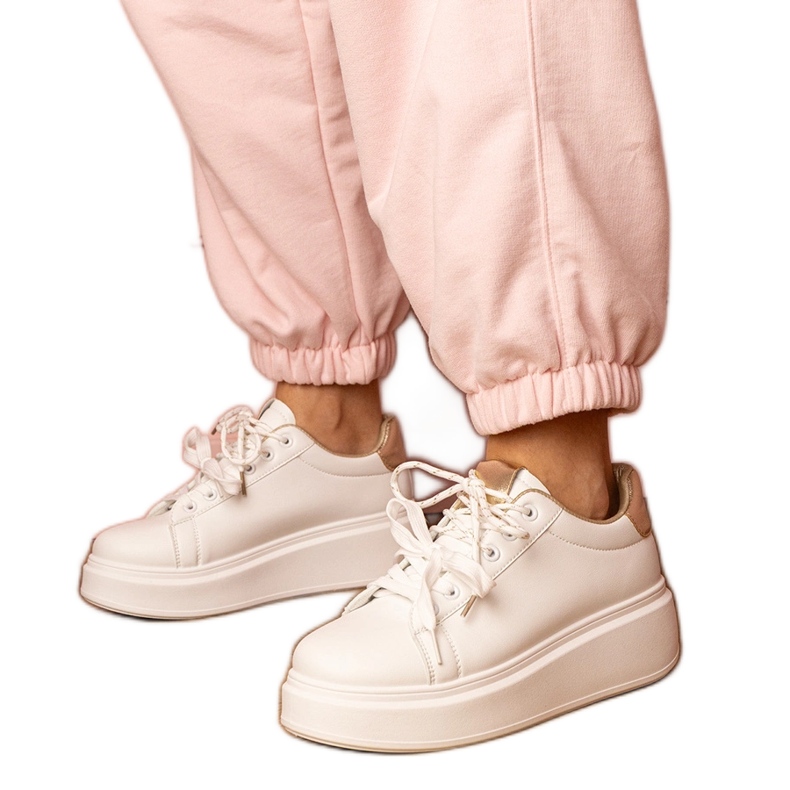 Bijele i zlatne sportske tenisice na platformi bijela