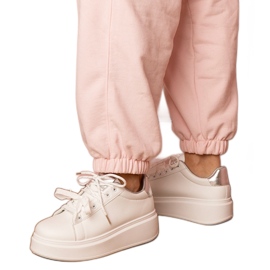 Bijele i srebrne sportske tenisice na platformi bijela