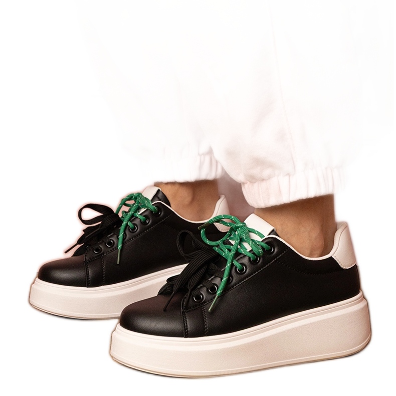 Crne sportske tenisice na platformi crno