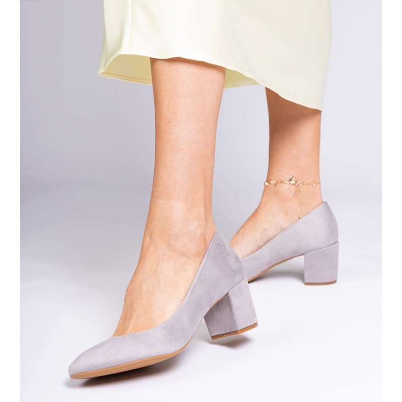 Sive klasične pumpe na postu od Ekozamsz siva