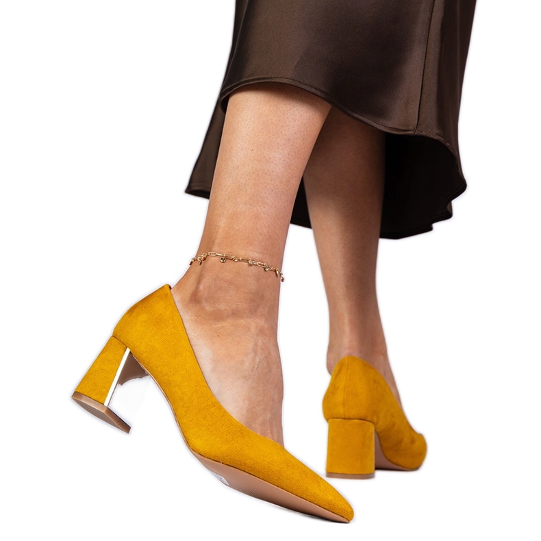 Žute pumpe na elegantno uređenom postu žuta boja