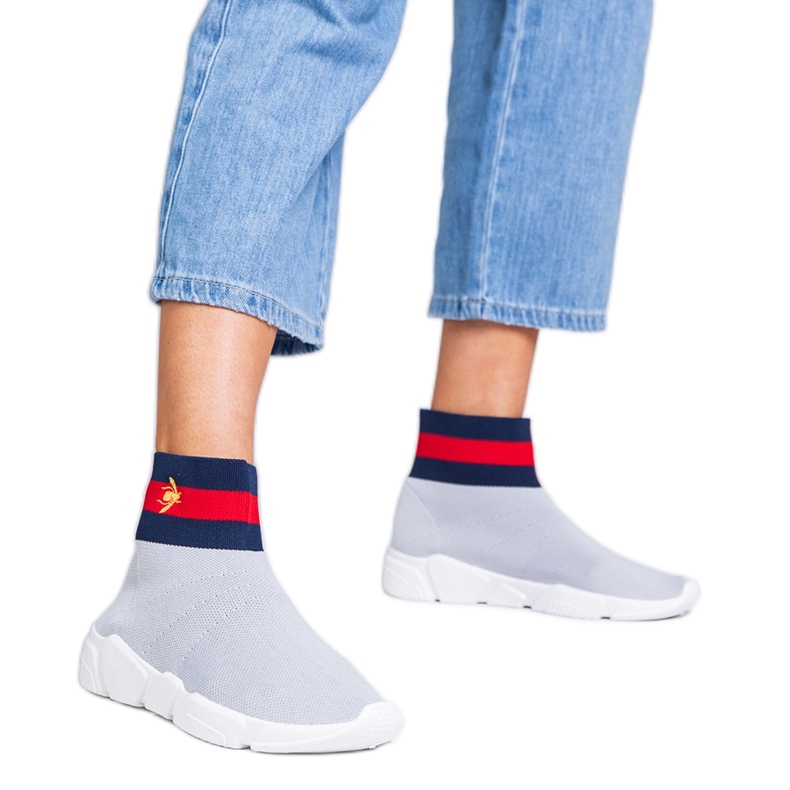 Sive sportske tenisice s gornjim dijelom čarape siva