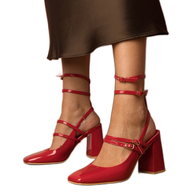 Crvene pumpe lakirane na posta crvena