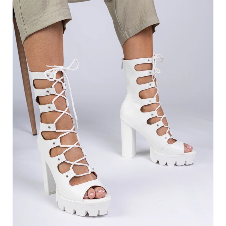 Bijele čizme na visokom stupu s izrezima bijela