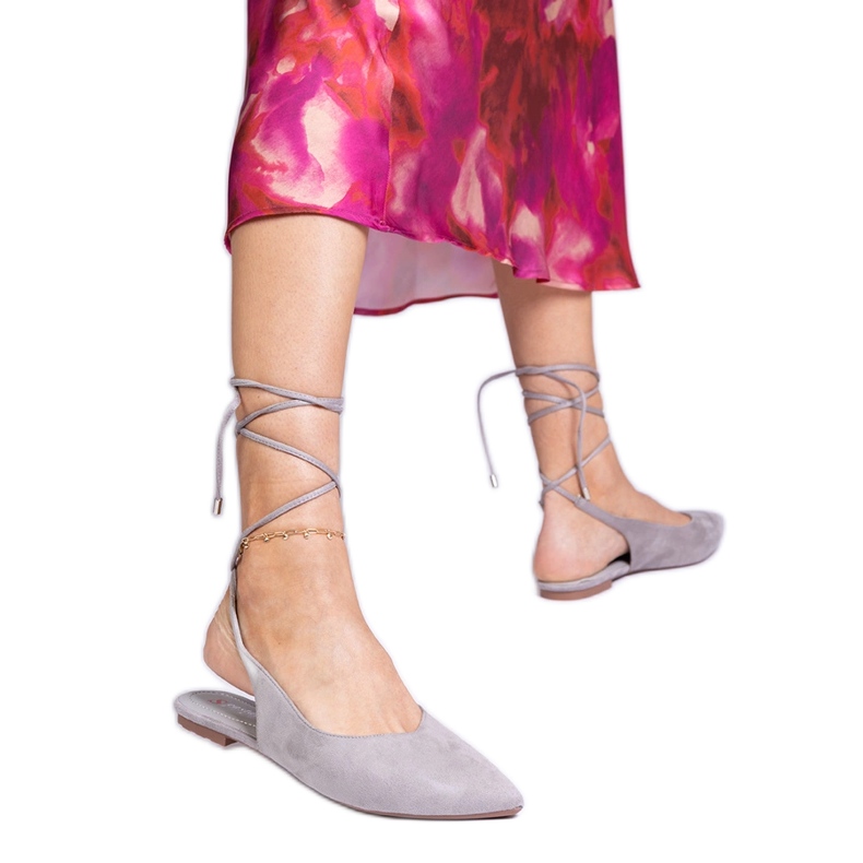 Sive ravne pumpe nalete na gležanj siva