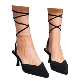 Crni materijal pumpa na visokoj peti s otvorenom crna