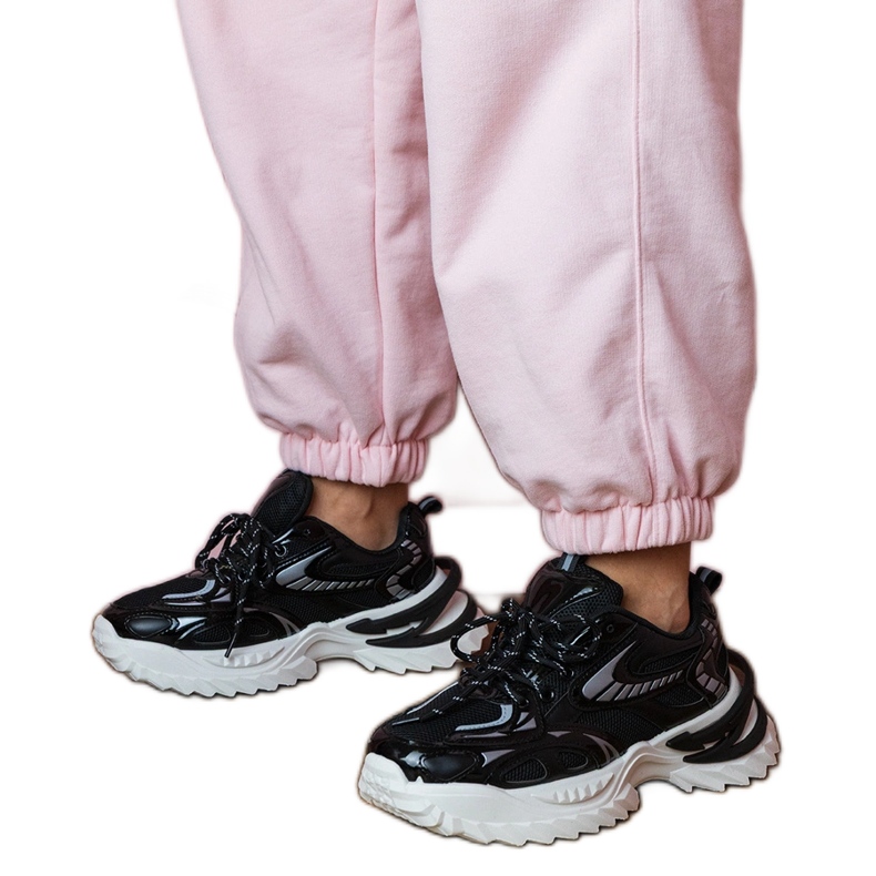 Crne sportske tenisice na stilskom potplatu crno