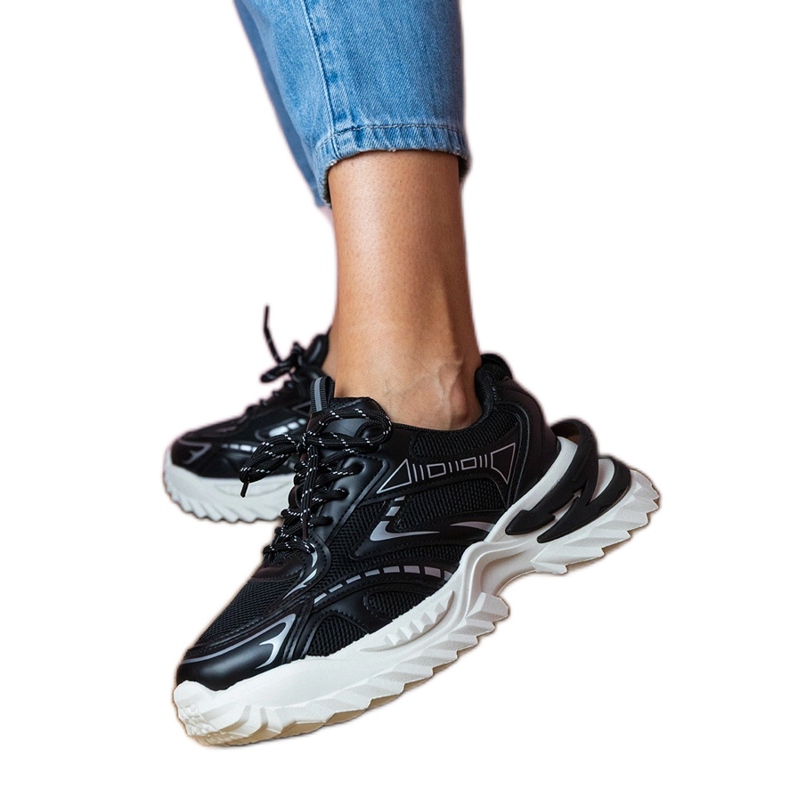 Crne sportske tenisice na gustom potplatu crno