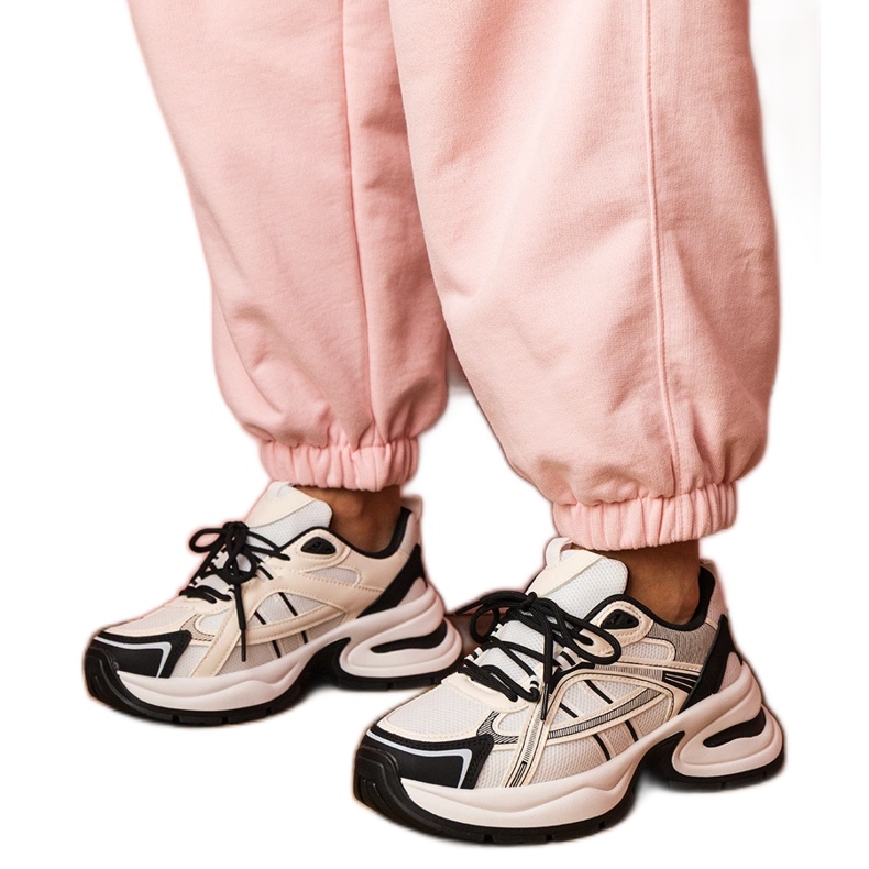 Bijelo -bijele sportske tenisice na ogromnom potplatu bijela