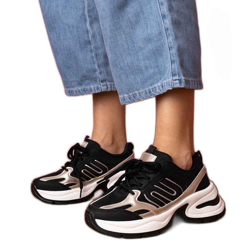 Crne sportske tenisice na ogromnom potplatu crno