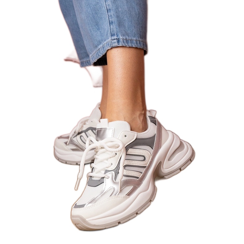 Bijele sportske tenisice s masivnim potplatom bijela