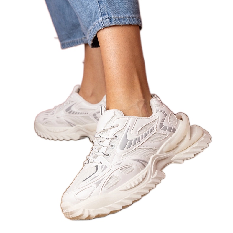 Bijele sportske tenisice na elegantnom potplatu bijela