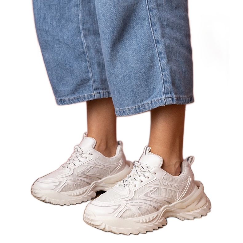 Bijele sportske tenisice na gustom potplatu bijela