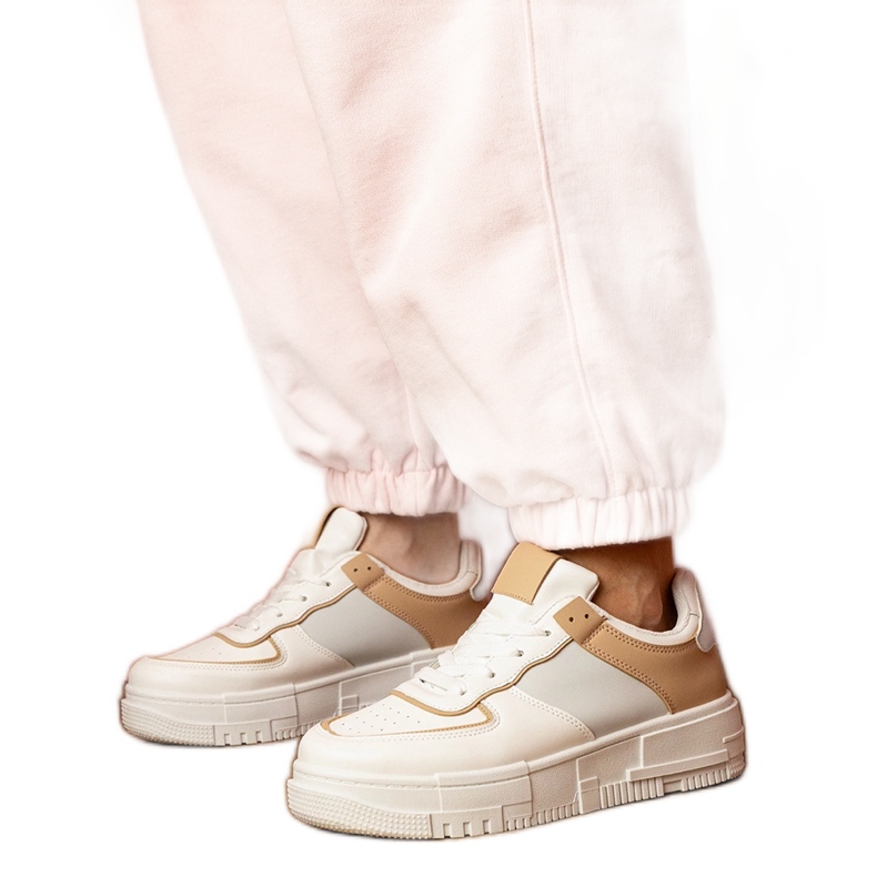 Bijele i bež sportske tenisice na platfotm