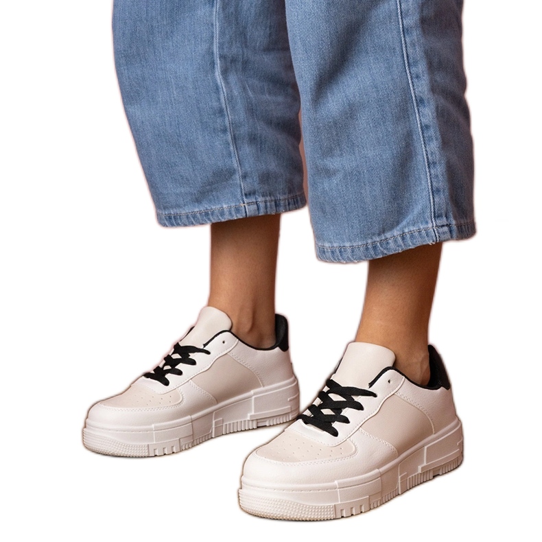 Bež sportske tenisice na platfotm