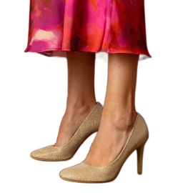 Zlatne pumpe na brodajskom završetku zlatni