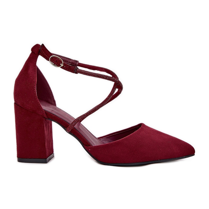 Pumpe s šiljastim nožnim prstima i ukrašene burgundske naramenice crvena