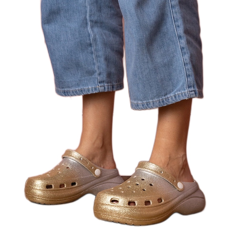 Zlatni-mač ugrađeni flip-flops na platformi srebro