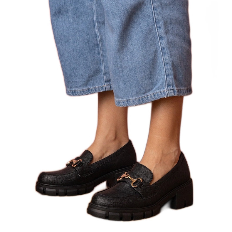 Crne cipele na niskom postolju sa zlatnim ukrasom crno