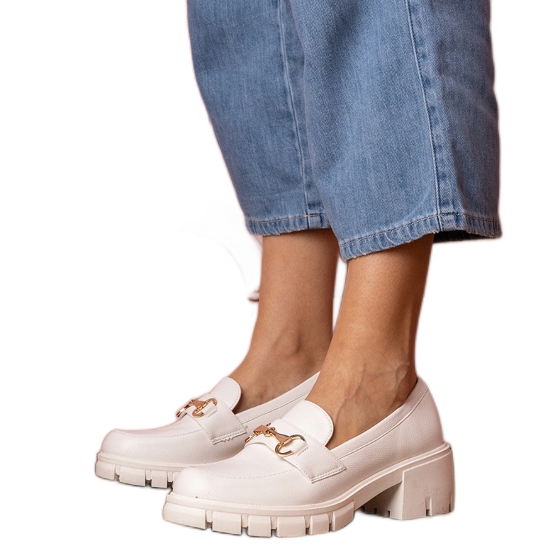 Bijele cipele na niskom postolju sa zlatnim ukrasom bijela