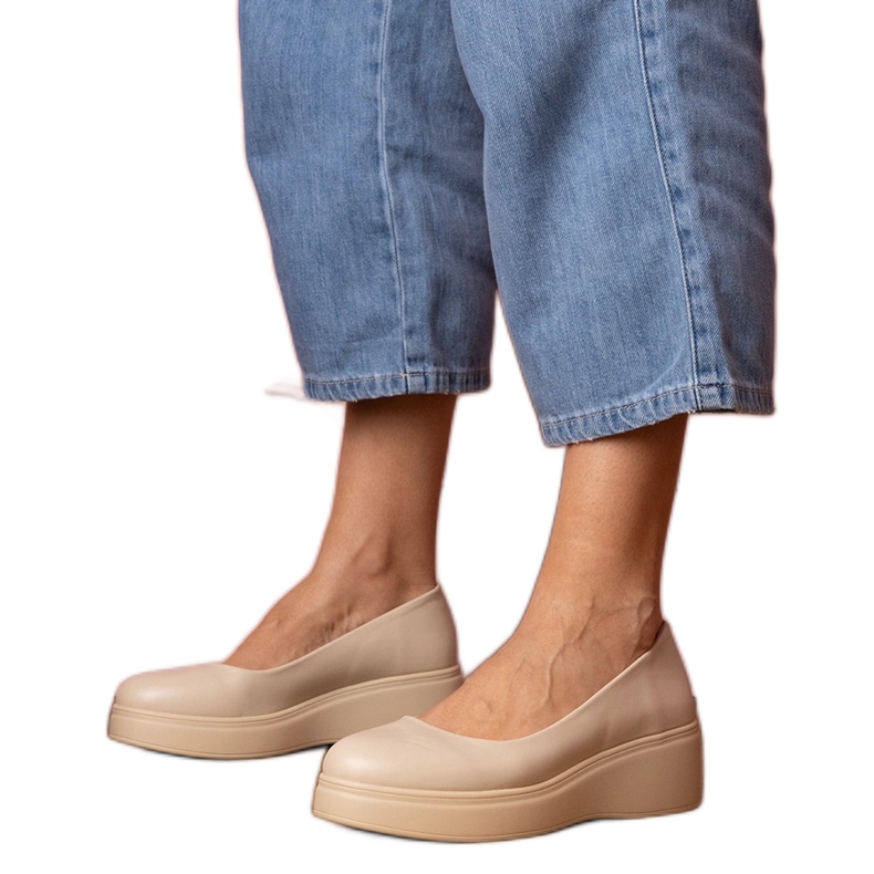 Bež cipele na eko -leather platformi