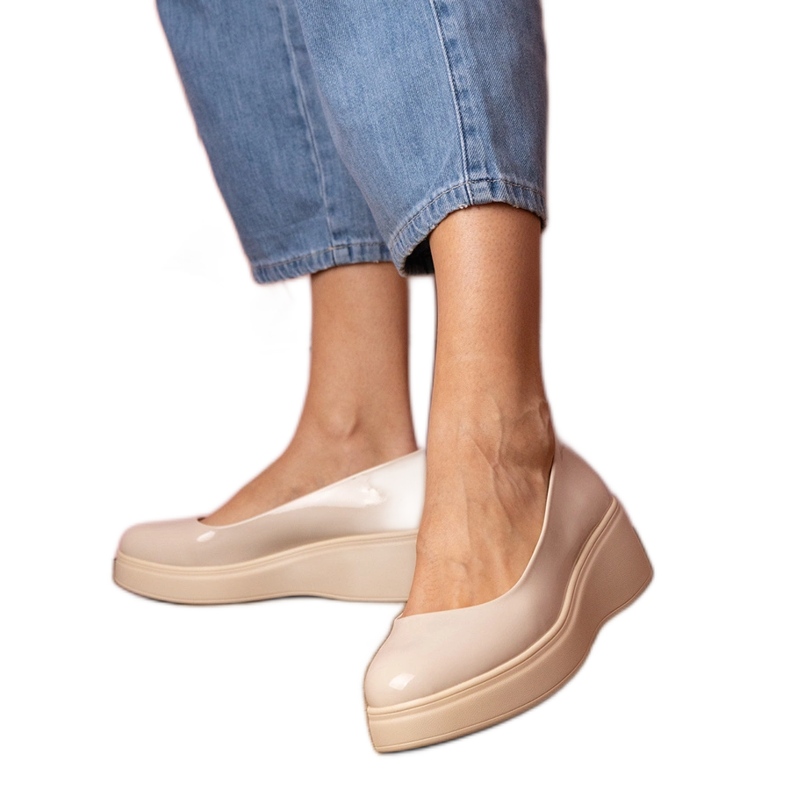 Beige -na platformu bež