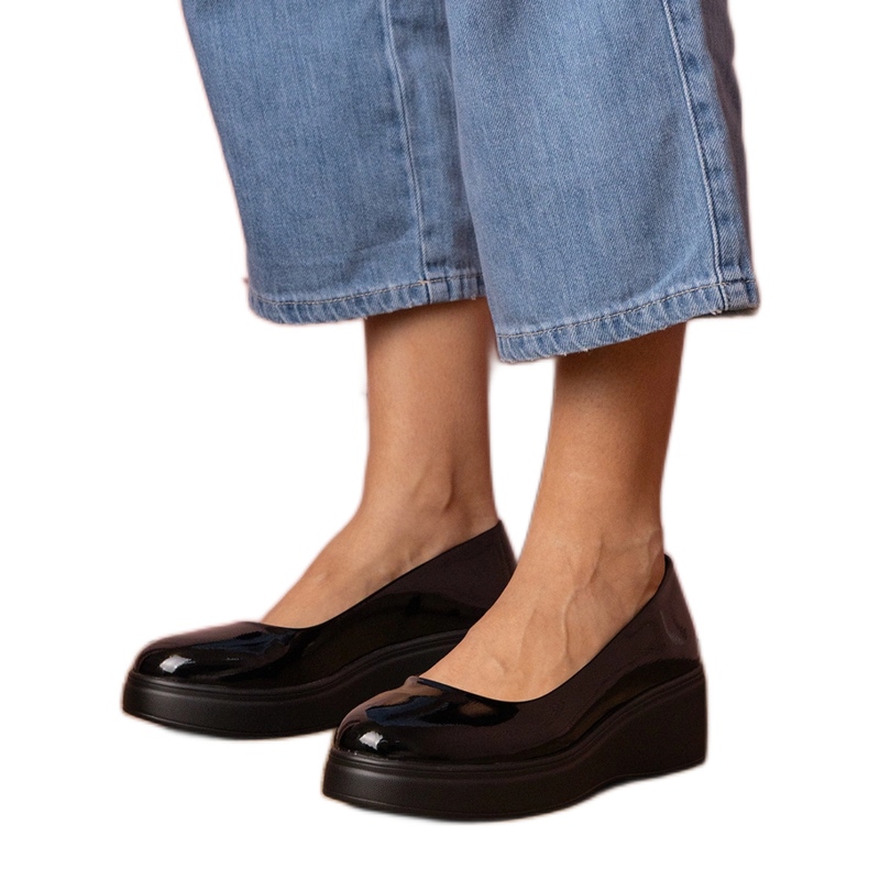 Crne cipele lakirane na platformi crno