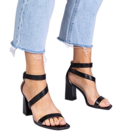 Crne sandale na poštu s kopčom crna