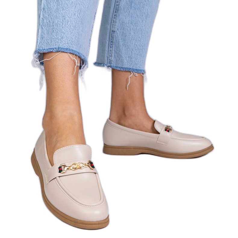 Bež mokasine sa zlatnim ukrasima