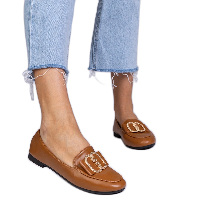 Smeđe ženske natikače sa zlatnim ukrasom smeđa