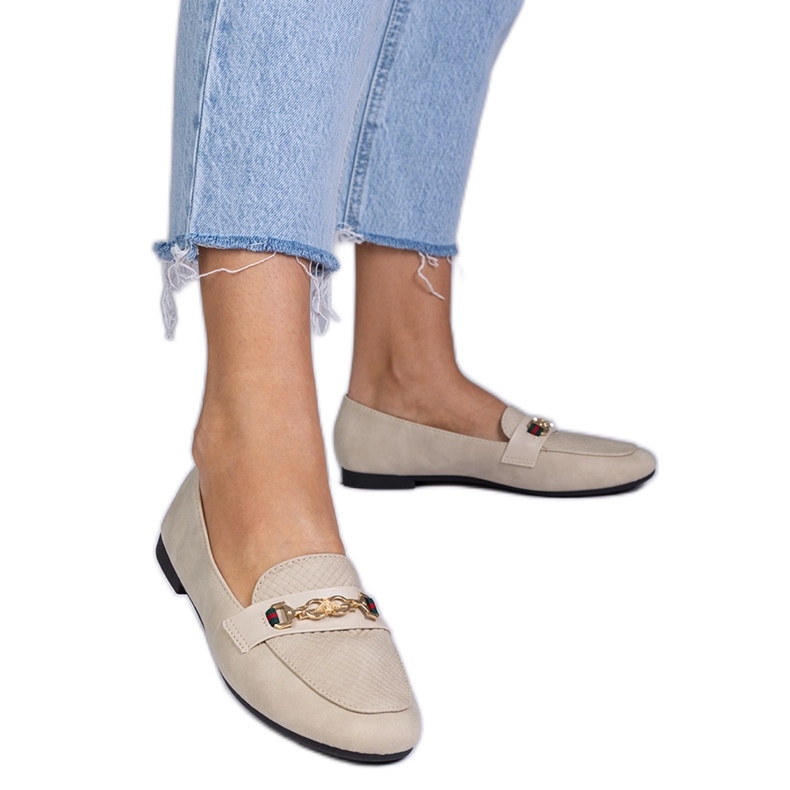 Bež natikači s mat završnim obradom sa zlatnim ukrasom