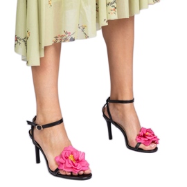 Crne sandale na peti ukrašenoj cvijetom crna
