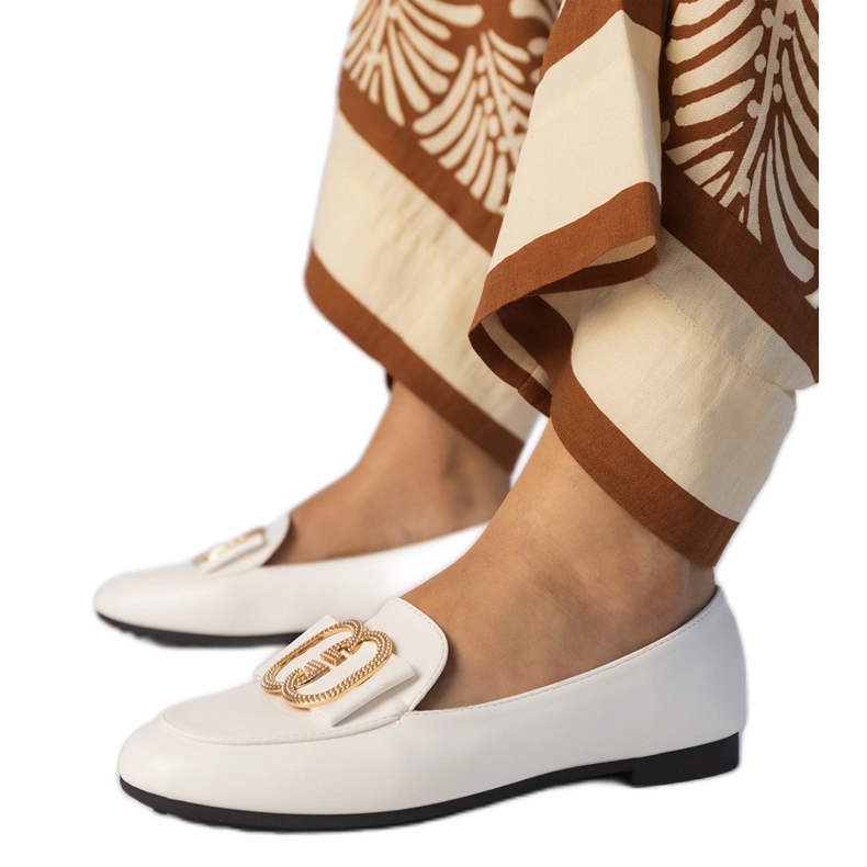 White Women Loafers sa zlatnim ukrasom bijela