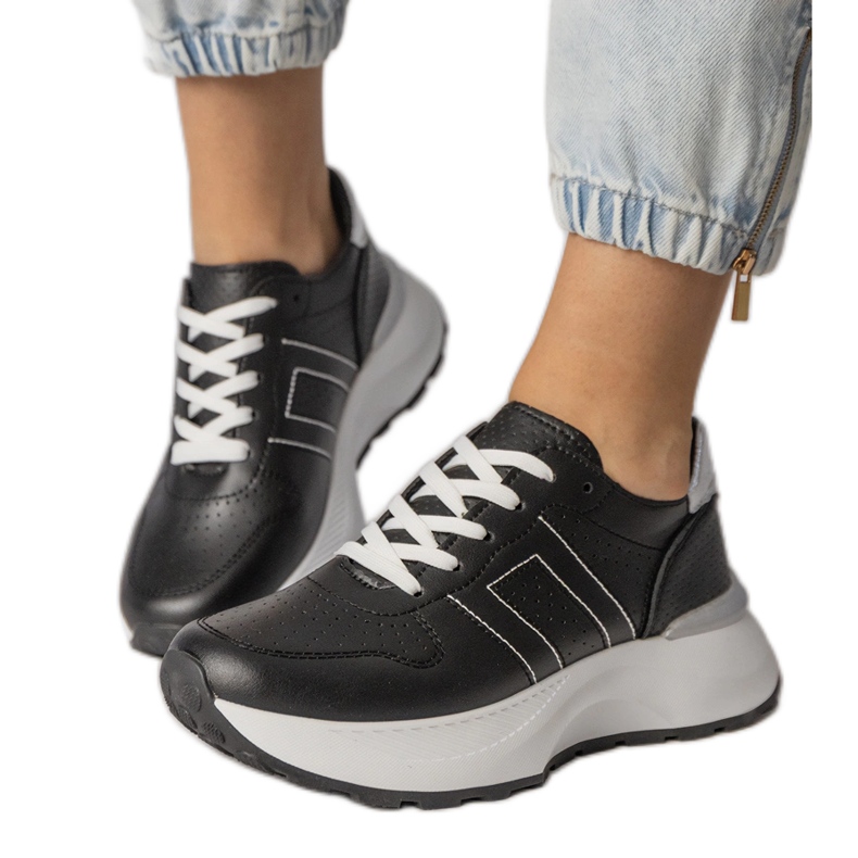 Crne sportske tenisice sa srebrnim umetkom crno