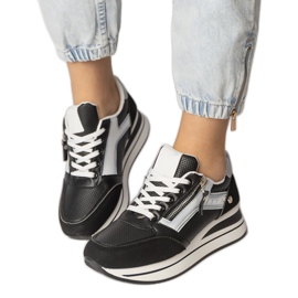 Crne sportske tenisice ukrašene klizačem crna