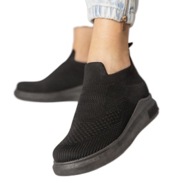 Umetnute tenisice s crnim čarapama crna