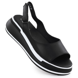 Ženske kožne sandale na klinovima crna t.sokolski L25-247