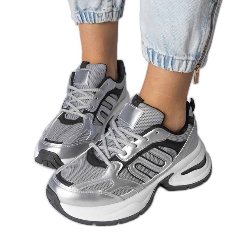 Srebrne sportske tenisice na masivnom potplatu srebro