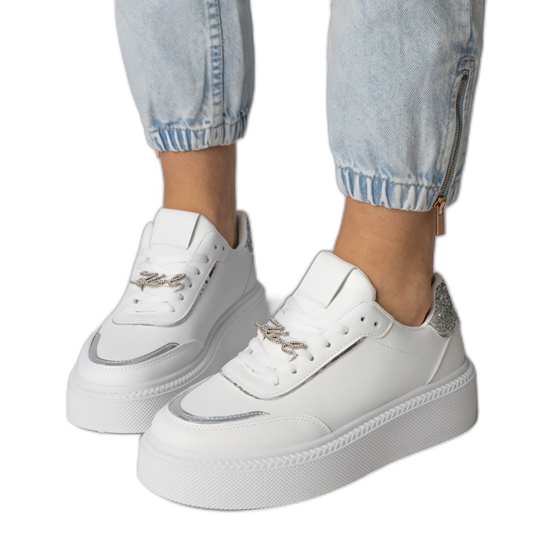 Bijele i srebrne tenisice ukrašene sjajem i cirkonima bijela