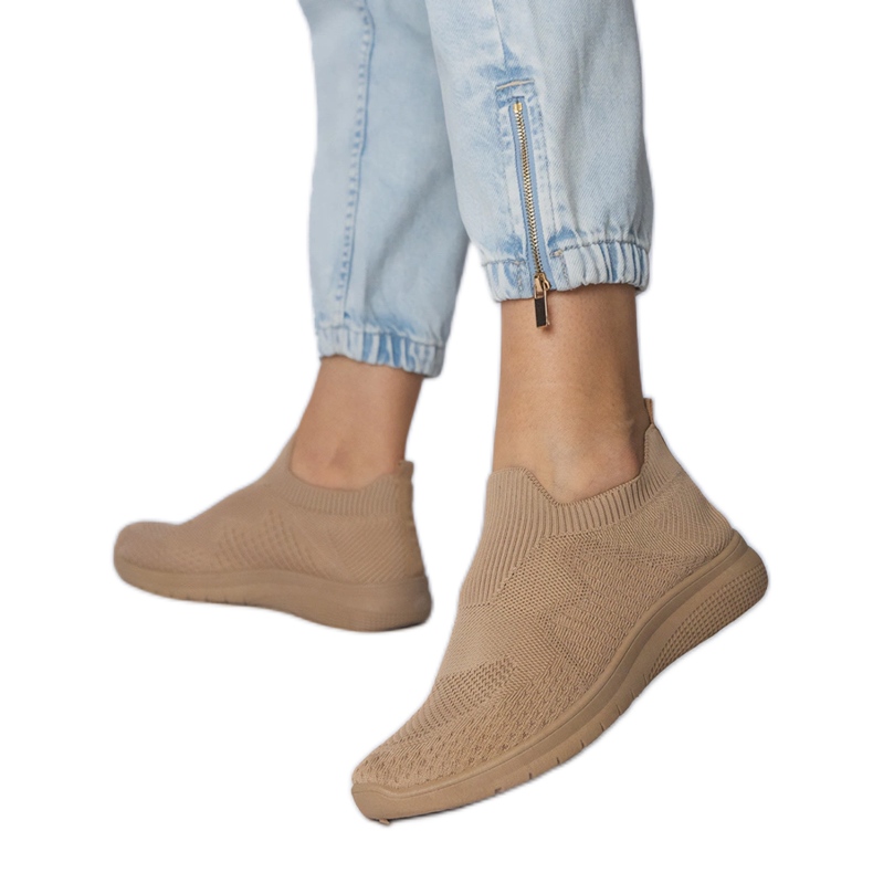 Bež sportske tenisice s gornjim dijelom sockinga