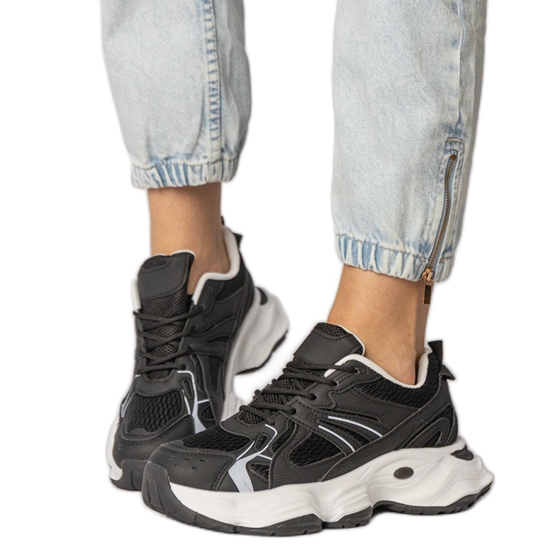 Crne sportske tenisice na ogromnom potplatu crno