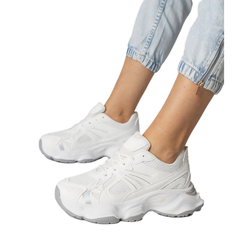 Bijele sportske tenisice s masivnim potplatom bijela